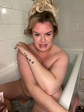 Snapshot of MrsBlazeXX chatting on 09/29/25, 10:47 MrsBlazeXX online show from 09/29/25, 10:47