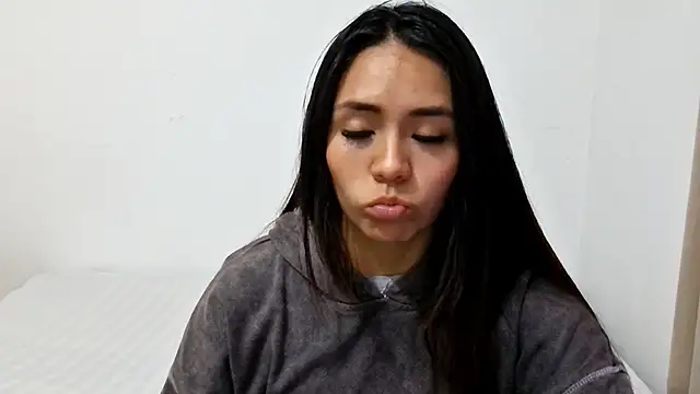 Snapshot of BellaBliss123 chatting on 10/03/25, 11:02 BellaBliss123 online show from 10/03/25, 11:02