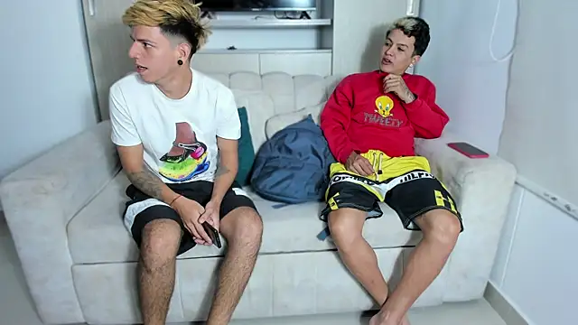 Snapshot of skygirls_ chatting on 10/16/25, 05:41 skygirls  online show from 10/16/25, 05:41