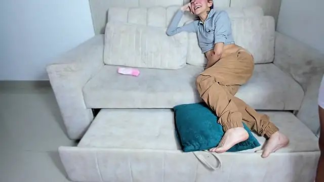 Snapshot of skygirls_ chatting on 10/19/25, 04:35 skygirls  online show from 10/19/25, 04:35