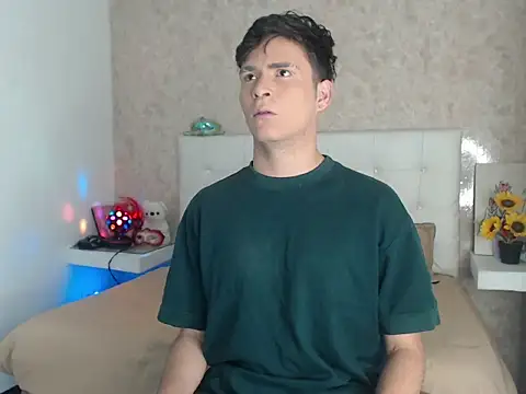 Snapshot of Aaron_Foxxx chatting on 12/16/25, 09:20 Aaron Foxxx online show from 12/16/25, 09:20