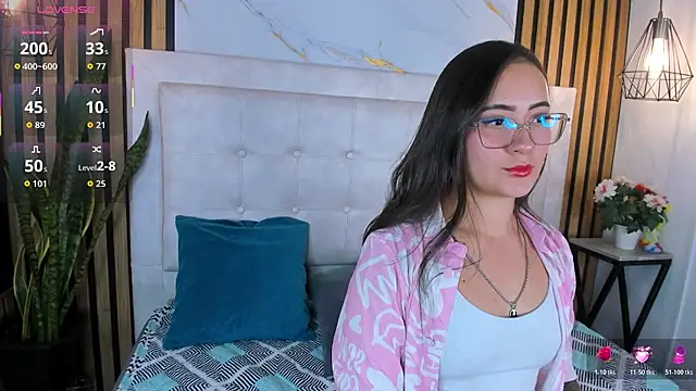 Snapshot of Honey_noir chatting on 11/11/25, 10:43 Honey noir online show from 11/11/25, 10:43