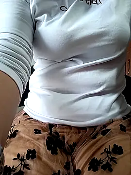 Snapshot of TiffinyLaz chatting on 11/04/25, 02:54 TiffinyLaz online show from 11/04/25, 02:54