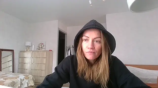 Snapshot of Thavione chatting on 03/03/26, 12:00 Thavione online show from 03/03/26, 12:00