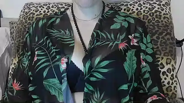 Snapshot of Estrella7x chatting on 10/22/25, 03:12 Estrella7x online show from 10/22/25, 03:12