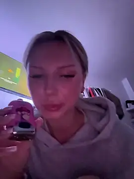 blondeeee online show from 12/18/25, 06:58