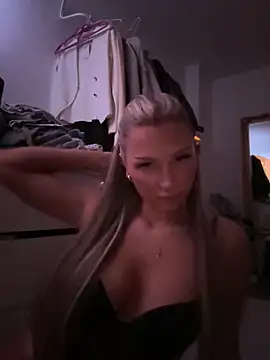 Snapshot of blondeeee chatting on 03/05/26, 09:11 blondeeee online show from 03/05/26, 09:11