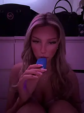 Snapshot of blondeeee chatting on 03/11/26, 04:57 blondeeee online show from 03/11/26, 04:57