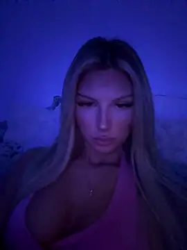 Snapshot of blondeeee chatting on 03/22/26, 05:38 blondeeee online show from 03/22/26, 05:38