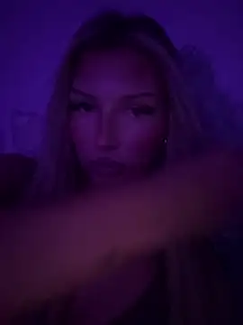 Snapshot of blondeeee chatting on 03/25/26, 05:52 blondeeee online show from 03/25/26, 05:52