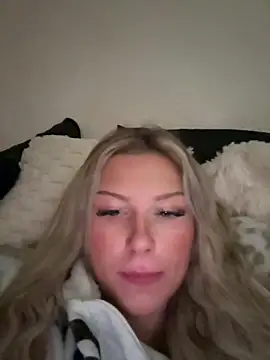 Snapshot of blondeeee chatting on 04/04/26, 02:36 blondeeee online show from 04/04/26, 02:36