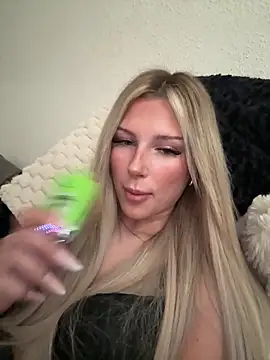 Snapshot of blondeeee chatting on 04/08/26, 03:56 blondeeee online show from 04/08/26, 03:56