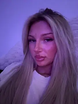 Snapshot of blondeeee chatting on 04/27/26, 04:49 blondeeee online show from 04/27/26, 04:49