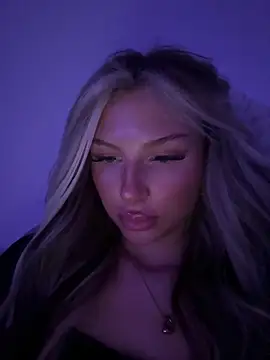 Snapshot of blondeeee chatting on 05/17/26, 05:31 blondeeee online show from 05/17/26, 05:31