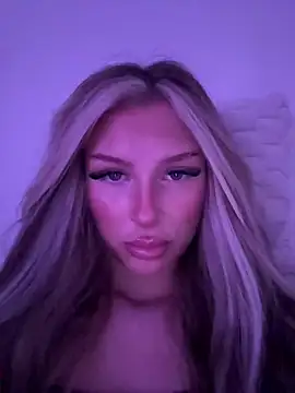 Snapshot of blondeeee chatting on 05/18/26, 03:29 blondeeee online show from 05/18/26, 03:29