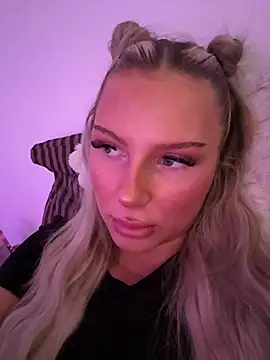 Snapshot of blondeeee chatting on 07/01/26, 03:34 blondeeee online show from 07/01/26, 03:34