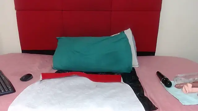 Snapshot of CurvyQueenx2 chatting on 03/25/26, 09:10 CurvyQueenx2 online show from 03/25/26, 09:10