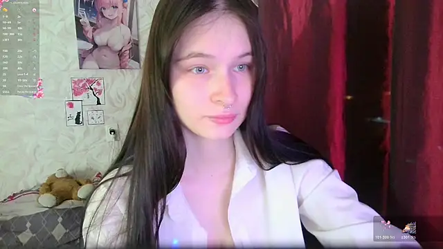 Snapshot of LolaVibe chatting on 11/17/25, 07:30 LolaVibe online show from 11/17/25, 07:30