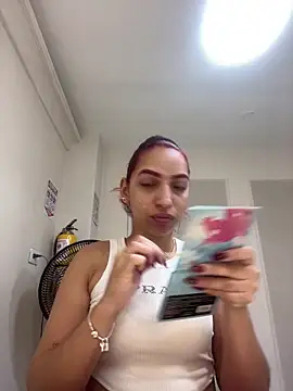 Snapshot of theladymonserrateshow chatting on 02/06/26, 11:57 theladymonserrateshow online show from 02/06/26, 11:57