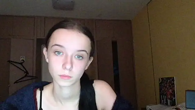 Snapshot of Emilia_Light chatting on 10/08/25, 06:00 Emilia Light online show from 10/08/25, 06:00