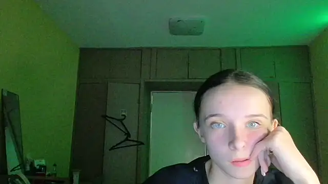 Snapshot of Emilia_Light chatting on 10/11/25, 05:11 Emilia Light online show from 10/11/25, 05:11