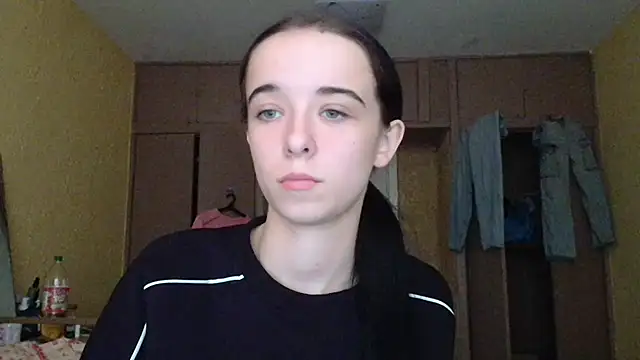 Snapshot of Emilia_Light chatting on 10/18/25, 09:10 Emilia Light online show from 10/18/25, 09:10