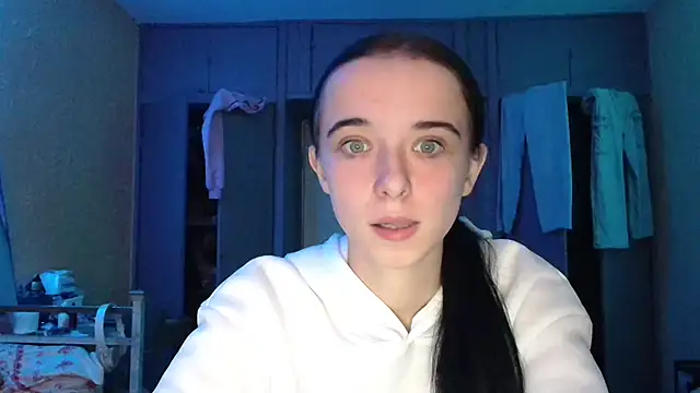 Snapshot of Emilia_Light chatting on 10/19/25, 09:43 Emilia Light online show from 10/19/25, 09:43