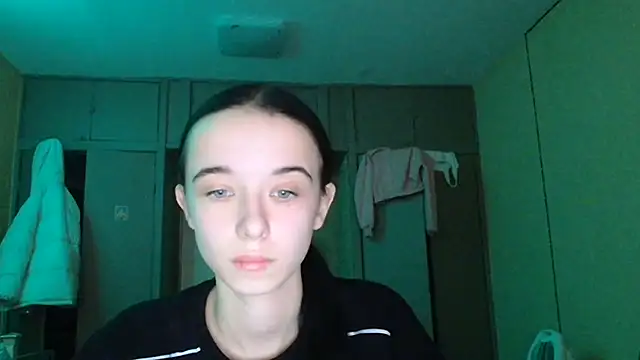 Snapshot of Emilia_Light chatting on 11/24/25, 07:08 Emilia Light online show from 11/24/25, 07:08