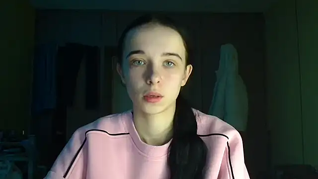 Snapshot of Emilia_Light chatting on 12/19/25, 07:04 Emilia Light online show from 12/19/25, 07:04