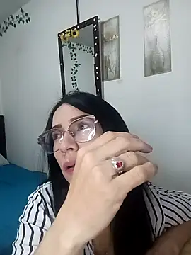 Snapshot of YaraDuartee chatting on 12/17/25, 01:11 YaraDuartee online show from 12/17/25, 01:11