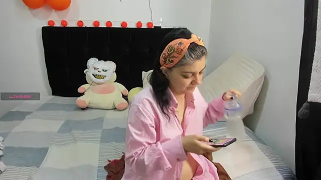 Snapshot of Yin_yang_hot chatting on 10/29/25, 10:17 Yin yang hot online show from 10/29/25, 10:17