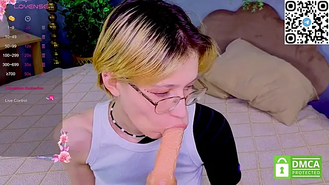 Snapshot of Sharlikiss chatting on 04/17/26, 03:37 Sharlikiss online show from 04/17/26, 03:37