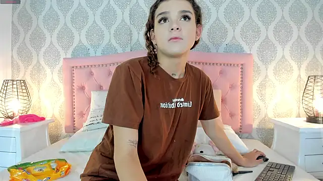 Snapshot of kendallspears_1 chatting on 11/12/25, 03:51 kendallspears 1 online show from 11/12/25, 03:51