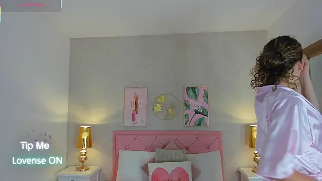 Snapshot of kendallspears_1 chatting on 12/04/25, 04:11 kendallspears 1 online show from 12/04/25, 04:11