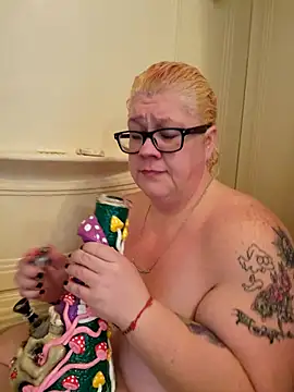 Snapshot of violentviolet68 chatting on 12/19/25, 06:48 violentviolet68 online show from 12/19/25, 06:48