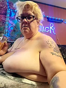 Snapshot of violentviolet68 chatting on 12/21/25, 05:31 violentviolet68 online show from 12/21/25, 05:31