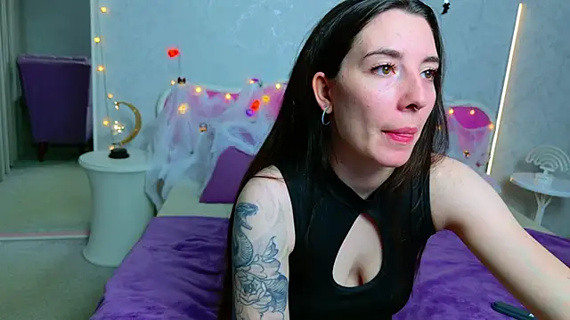 Snapshot of Curious_Lily chatting on 10/28/25, 01:09 Curious Lily online show from 10/28/25, 01:09