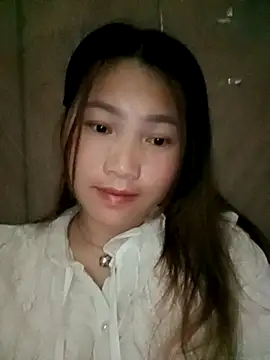 Snapshot of min-xinh chatting on 11/17/25, 04:13 min-xinh online show from 11/17/25, 04:13