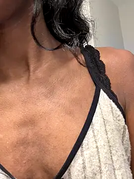 yunniq online show from 10/21/25, 11:05