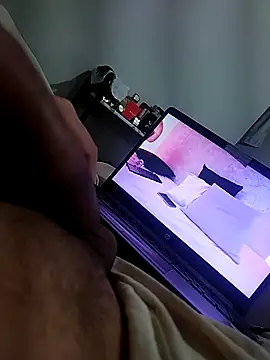 Snapshot of A_reyes1122 chatting on 10/09/25, 10:46 A reyes1122 online show from 10/09/25, 10:46