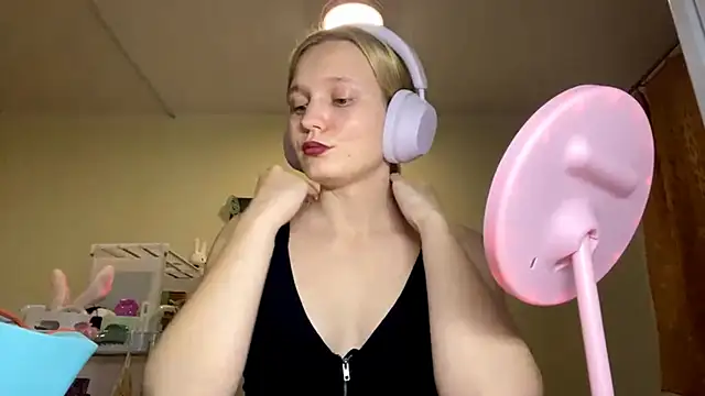 Snapshot of xX_Looola_Xx chatting on 10/18/25, 05:25 xX Looola Xx online show from 10/18/25, 05:25