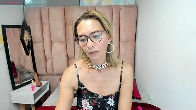 Issa Milf   online show from 04/15/26, 08:09