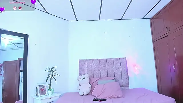 Snapshot of Mila_1wood chatting on 03/10/26, 01:27 Mila 1wood online show from 03/10/26, 01:27