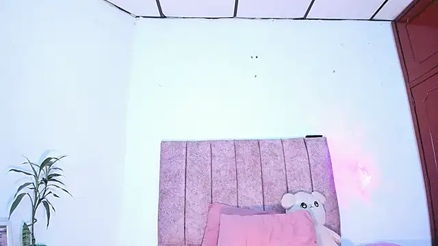 Snapshot of Mila_1wood chatting on 03/14/26, 01:38 Mila 1wood online show from 03/14/26, 01:38