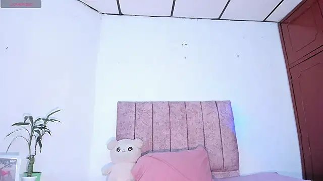 Snapshot of Mila_1wood chatting on 04/25/26, 01:41 Mila 1wood online show from 04/25/26, 01:41