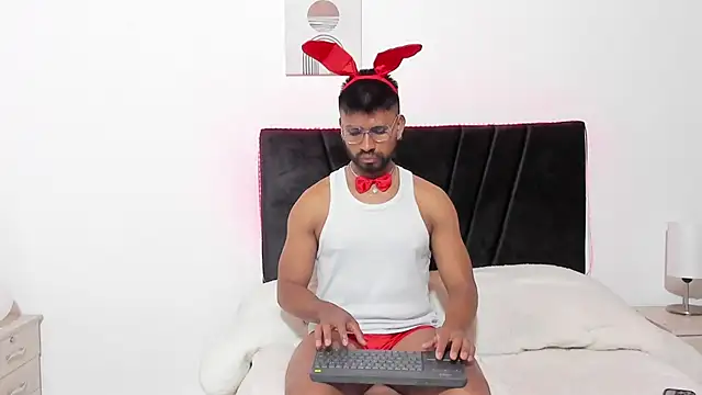 Snapshot of Taylormaccurdy_ chatting on 10/31/25, 01:45 Taylormaccurdy online show from 10/31/25, 01:45