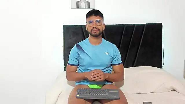 Snapshot of Taylormaccurdy_ chatting on 11/01/25, 02:52 Taylormaccurdy online show from 11/01/25, 02:52