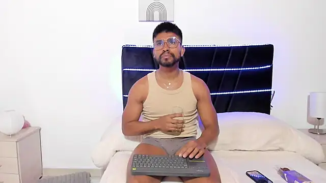 Snapshot of Taylormaccurdy_ chatting on 11/07/25, 01:44 Taylormaccurdy online show from 11/07/25, 01:44