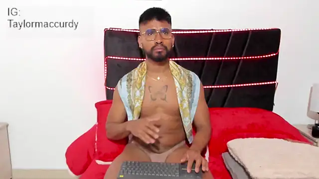 Snapshot of Taylormaccurdy_ chatting on 12/02/25, 02:23 Taylormaccurdy online show from 12/02/25, 02:23