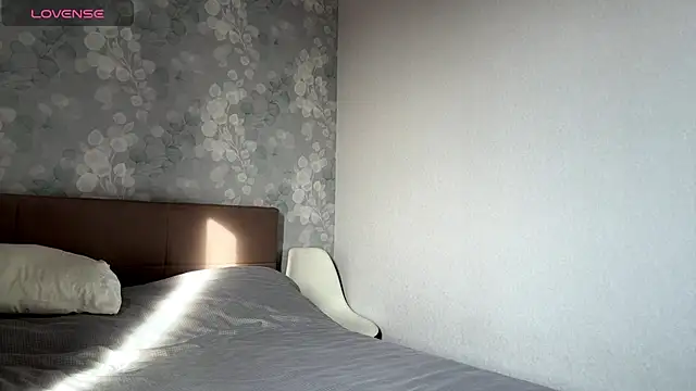 Snapshot of MIA_SHADE chatting on 11/21/25, 08:02 MIA SHADE online show from 11/21/25, 08:02